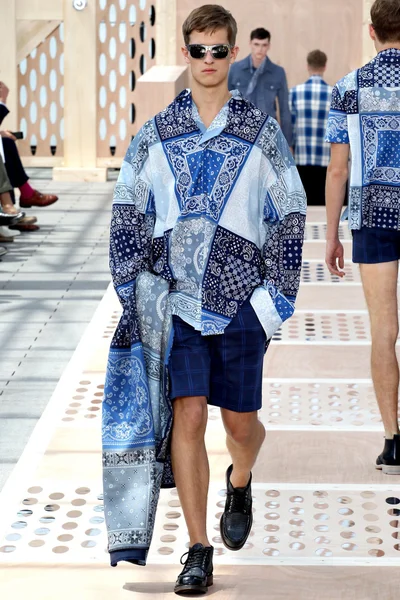 Look 18